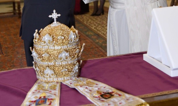 Papież Franciszek otrzymał tiarę