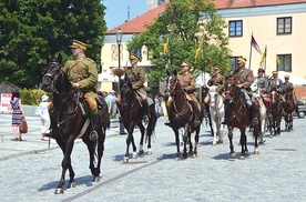 Pokazy na sandomierskim Rynku. 