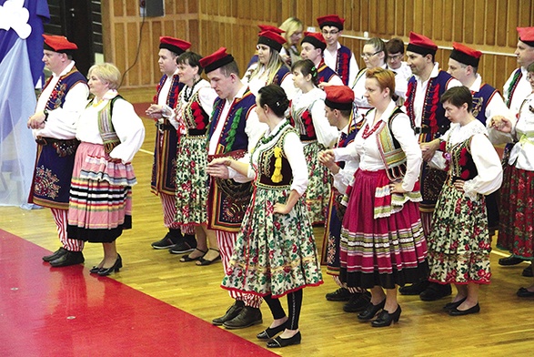 Polonez w wykonaniu uczestników i pracowników Warsztatów Terapii Zajęciowej.