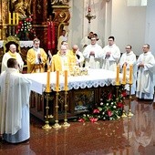 Po obrzędzie święceń neoprezbiterzy koncelebrowali pierwszą Mszę św.