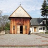 ▲	Prezbiterium dawnego kościoła w Puszczy Mariańskiej służy dziś jako kaplica. Czerwona linia na placu wskazuje obrys świątyni przed pożarem w 1993 r.