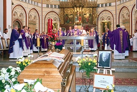 Mszy św. pogrzebowej przewodniczył bp Edward Dajczak.