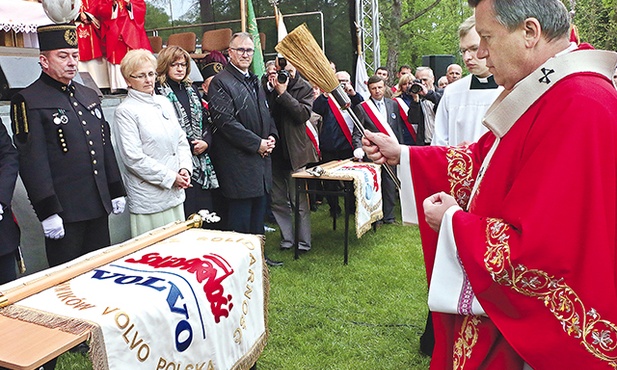 Po Eucharystii metropolita wrocławski poświęciłdwa nowe sztandaryzwiązków zawodowych „Solidarności” w MPWiK  oraz VOLVO.
