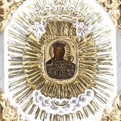 Cudowny medalion z wizerunkiem Matki Bożej z Dzieciątkiem oraz „Ecce Homo” na rewersie został odnaleziony w 1716 roku.