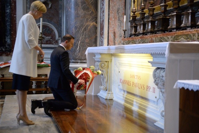 Prezydent Duda przy grobie św. Jana Pawła II