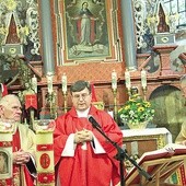 ◄	Uroczystości przewodniczył ks. prepozyt Jerzy Jurkiewicz. Z lewej ostatni diecezjalny proboszcz Zbyszyc ks. Józef Trela.