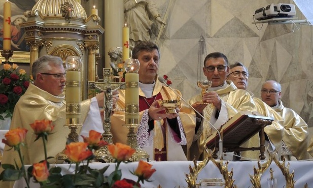 Z biskupem Romanem Pindlem z lewej ks. dziekan Ignacy Czader, z prawej - ks. proboszcz Krzysztof Moskal