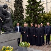 Wspólna fotografia nowych magistrów teologii z opiekunami ich prac przy pomniku św. Jana Pawła II i kard. Stefana Wyszyńskiego