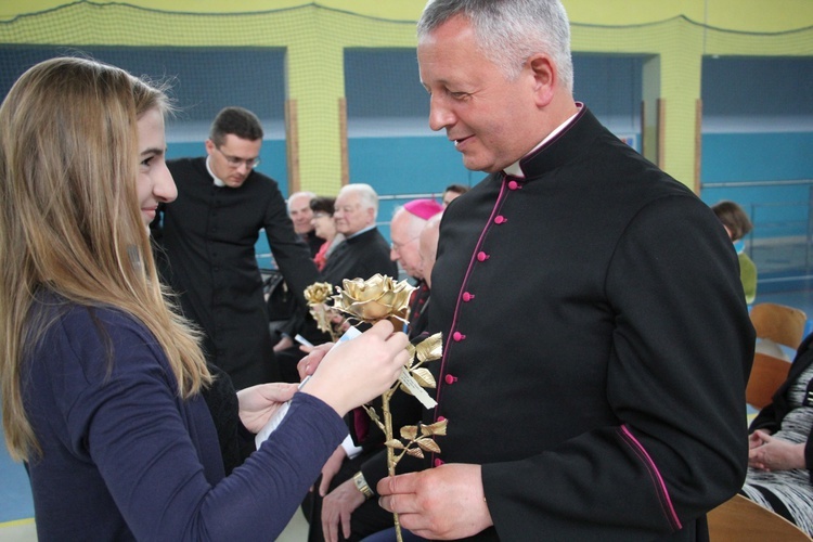 10. rocznica nadania imienia Jana Pawła II Gimanzjum w Bedlnie