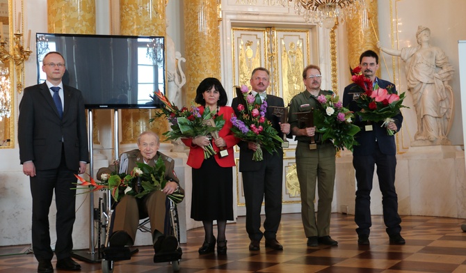Prezes IPN Łukasz Kamiński i laureaci nagrody Kustosz Pamięci Narodowej 2016.