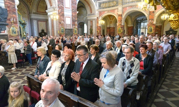 Po przejściu przez Bramę miłosierdzia wierni uczestniczyli w Eucharystii sprawowanej przed łaskami słynącym obrazem Chrystusa Cierniem Koronowanego