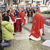 ▲	Na zakończenie Eucharystii biskupi, klęcząc przed trumną z doczesnymi szczątkami męczennika, odmówili litanię do świętego.