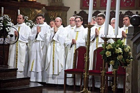 	W uroczystościach święceń licznie uczestniczyli prezbiterzy diecezjalni. 