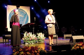 Abp Wiktor Skworc i Małgorzata Mańka-Szulik podczas oficjalnego otwarcia MŚR. 
