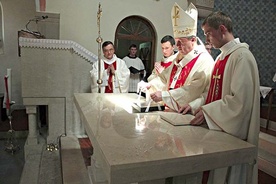 W czasie uroczystości poświęcono nowy kamienny ołtarz.  Złożono w nim relikwie świętych Maksyma  i Lucyny.  Ołtarz jest wotum  parafii na 100-lecie istnienia.