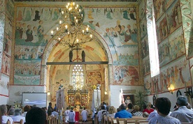 Kościół jest nazywany Dolnośląską sykstyną  ze względu na piękne freski.