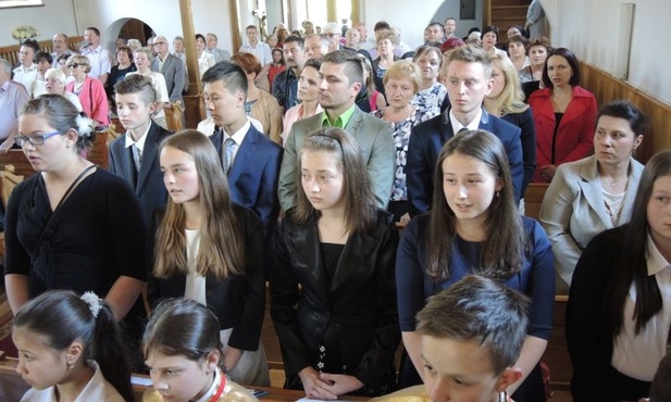 W dniu peregrynacji grupa młodych przyjęła bierzmowanie z rąk bp. Tadeusza Rakoczego