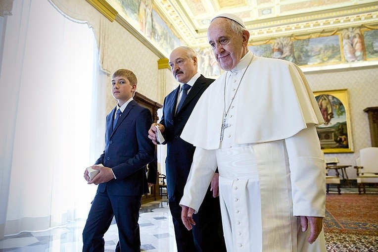 Podczas spotkania z papieżem Aleksandrowi Łukaszence towarzyszył najmłodszy syn. Prezydent Białorusi zaprosił Franciszka do odwiedzenia swego kraju.