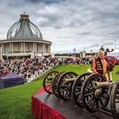 Kościół pw. Najświętszej Maryi Panny Gwiazdy Nowej Ewangelizacji i św. Jana Pawła II powstał w ciągu 4 lat z ofiar Polaków z całego świata.