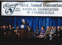 Rok 1983, Ronald Reagan podczas dorocznego zjazdu chrześcijan ewangelikalnych.  To dzięki tej społeczności  i on, i inni republikańscy kandydaci wygrywali dotąd wybory w USA.