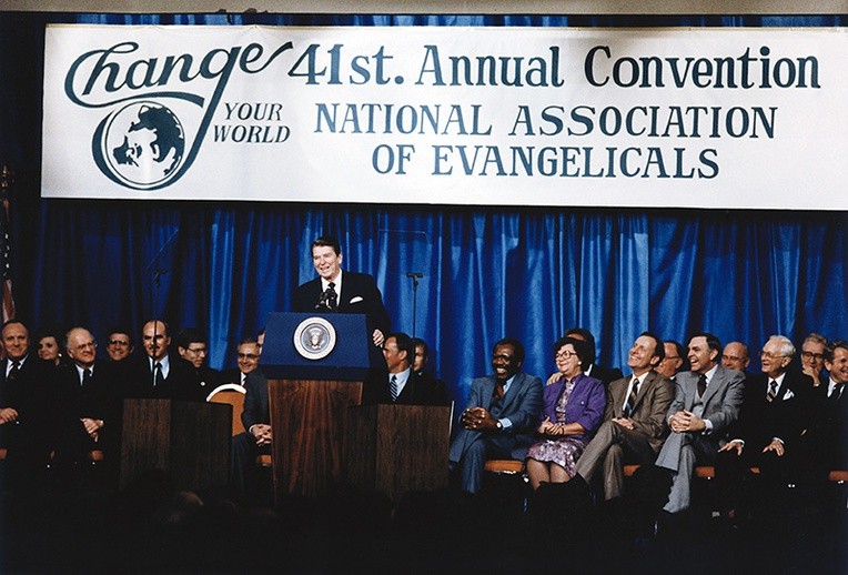Rok 1983, Ronald Reagan podczas dorocznego zjazdu chrześcijan ewangelikalnych.  To dzięki tej społeczności  i on, i inni republikańscy kandydaci wygrywali dotąd wybory w USA.