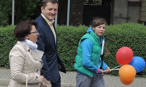Marek Barański z żoną Małgosią i córką Zuzią, jedną z ośmiorga ich dzieci.