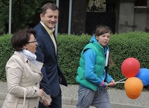 Marek Barański z żoną Małgosią i córką Zuzią, jedną z ośmiorga ich dzieci.