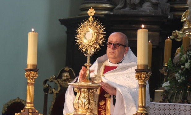 Na zakończenie uroczystości błogosławieństwa eucharystycznego udzielił ks. kan. Jacek Gracz