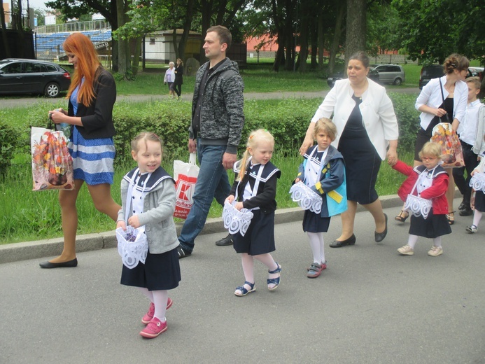 Asysta przedszkolaków w procesji Bożego Ciała