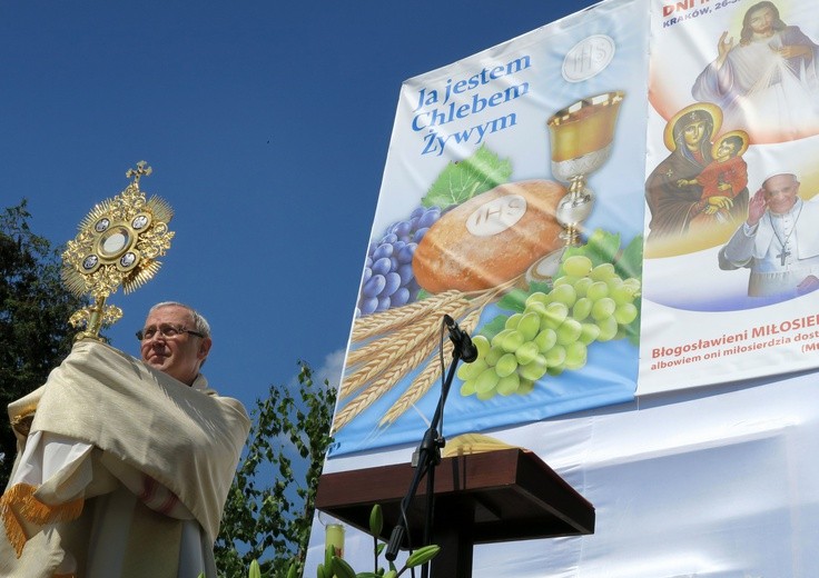 Przy kościele św. Jana Chrzciciela bp Piotr Libera udzielił błogosławieństwa Najświętszym Sakramentem