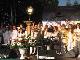 Wieczór uwielbienia odbył się przy kościele farnym w Przasnyszu