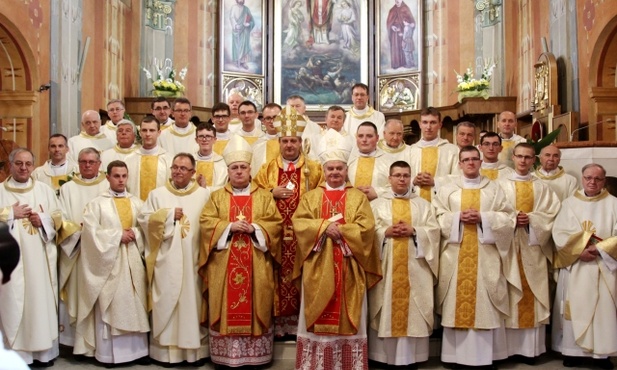 Neoprezbiterzy z księżmi biskupami i proboszczami