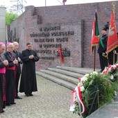 Prymas Polski Wojciech Polak i abp Wiktor Skworc pod pomnikiem górników zastrzelonych w KWK "Wujek"