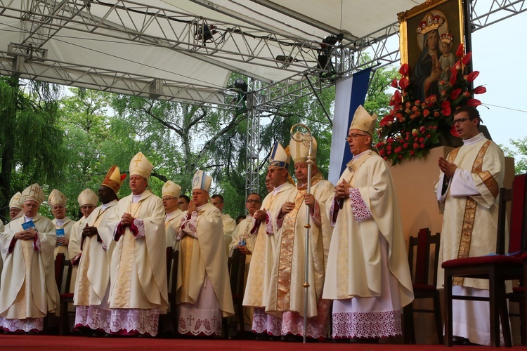 Pielgrzymka mężczyzn do MB Piekarskiej - cz. 2