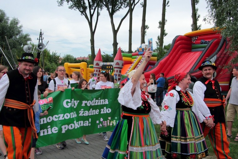 W łowickim marszu szły osoby w strojach ludowych, z których słynie ten region