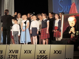 Podczas świętowania, szkolny chór odśpiewał "Bogurodzicę"