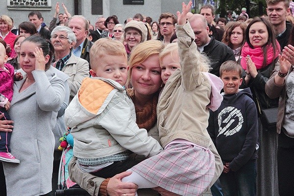 W modlitwę uwielbienia włączali się także najmłodsi.