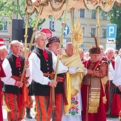 Po Mszy św. ulicami Łowicza przeszła procesja z Najświętszym Sakramentem.