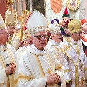 ▲	W Eucharystii dziękczynnej za lata życia i posługi abp. Pylaka uczestniczyło wielu gości.