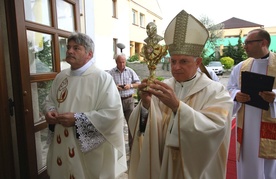 Abp Mieczysław Mokrzycki wnosi relikwie św. Jana Pawła II