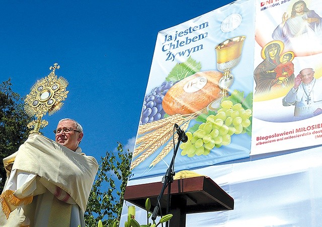 Przy kościele św. Jana Chrzciciela bp Piotr Libera udzielił błogosławieństwa Najświętszym Sakramentem.