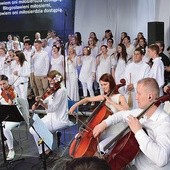 	Na scenie stanęło ponad 70 pełnych pasji muzyków: instrumentalistów, solistów i chórzystów.