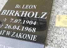 ▲	W ubiegłym miesiącu na grobie br. Leona Birkholza umieszczono plakietkę Polskiego Komitetu Olimpijskiego „Pro Memoria”.