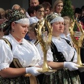 Relikwie św. Faustyny i św. Jana Pawła II już w rękach parafianek z Pogórza