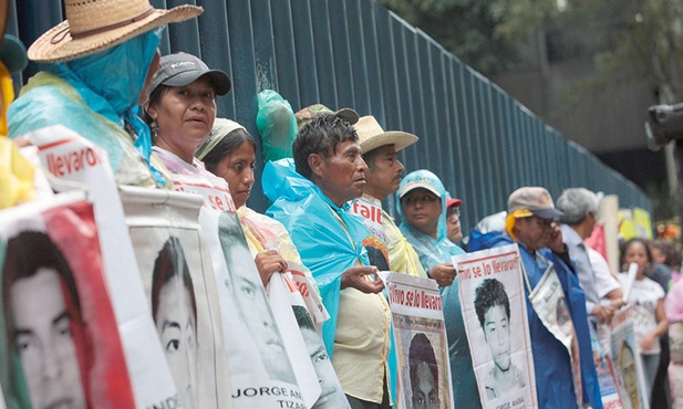 Przed biurem prokuratora generalnego odbył się kolejny protest w związku z zaginięciem 43 studentów w miejscowości Iguala we wrześniu 2014 roku. 26.05.2016, Meksyk.