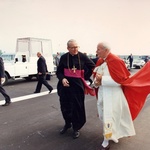 Jan Paweł II wita na radomskim lotnisku bp. Edwarda Materskiego, ówczesnego ordynariusza diecezji sandomiersko-radomskiej