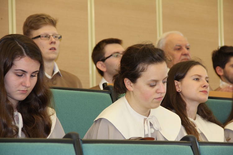 Wręczenie księgi pamiątkowej ks. prof. Andrzejowi Szostkowi