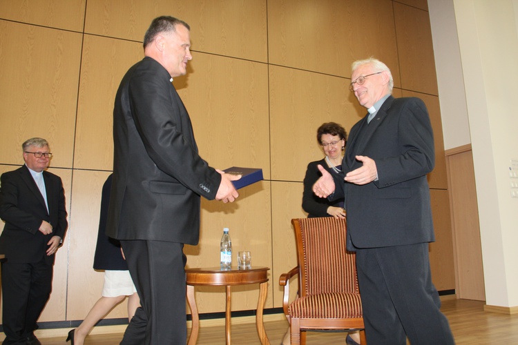 Wręczenie księgi pamiątkowej ks. prof. Andrzejowi Szostkowi