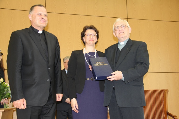 Wręczenie księgi pamiątkowej ks. prof. Andrzejowi Szostkowi