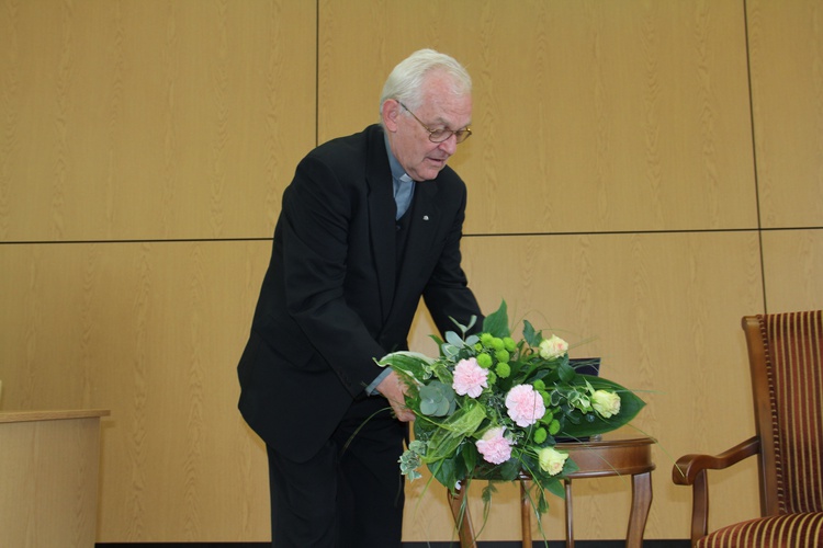 Wręczenie księgi pamiątkowej ks. prof. Andrzejowi Szostkowi